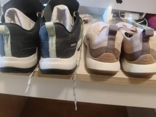 2 - Zapatos de montaña y deportivas grises y rosas