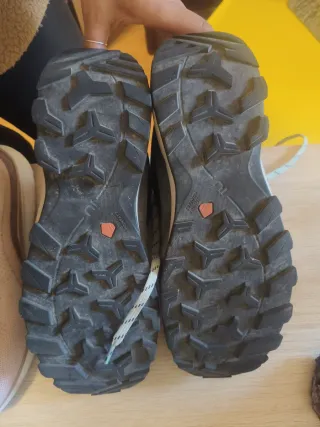 2 - Zapatos de montaña y deportivas grises y rosas