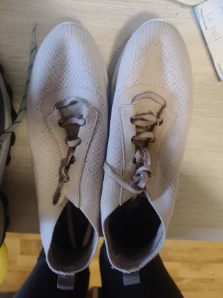 2 - Zapatos de montaña y deportivas grises y rosas