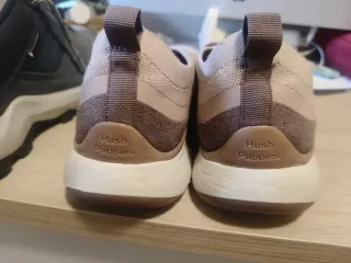 2 - Zapatos de montaña y deportivas grises y rosas