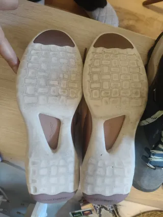 2 - Zapatos de montaña y deportivas grises y rosas