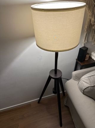 Lámpara de pie trípode oscura