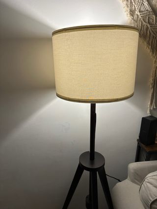 Lámpara de pie trípode oscura