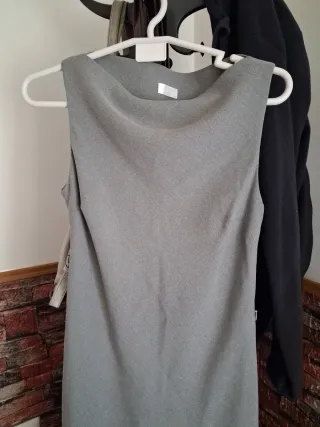 Vestido gris sin mangas