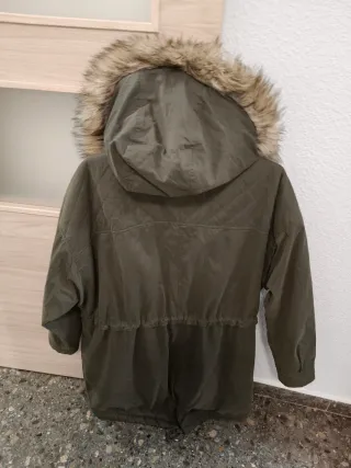 Abrigo verde con capucha y pelo de mujer.40€ bajad