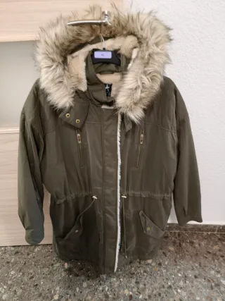 Abrigo verde con capucha y pelo de mujer.40€ bajad
