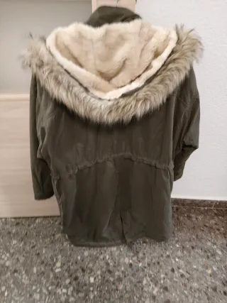 Abrigo verde con capucha y pelo de mujer.40€ bajad