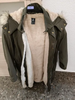 Abrigo verde con capucha y pelo de mujer.40€ bajad
