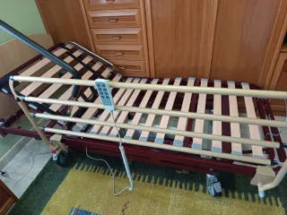 Cama articulada metálica y madera