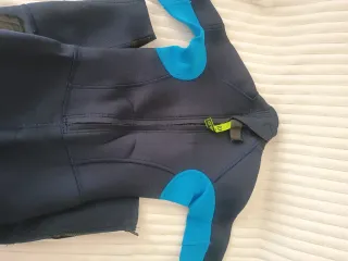 Neopreno surf niño Olaian azul largo.