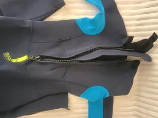 Neopreno surf niño Olaian azul largo.