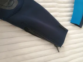 Neopreno surf niño Olaian azul largo.