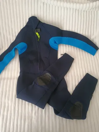 Neopreno surf niño Olaian azul largo.