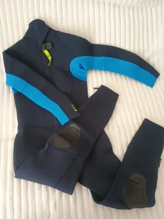 Neopreno surf niño Olaian azul largo.