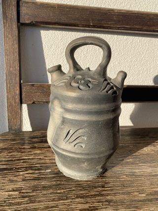 Botijo antiguo de cerámica