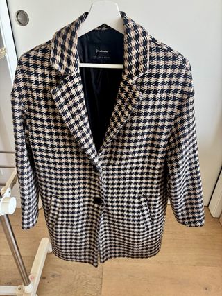 Chaqueta Stradivarius cuadros beige y negro