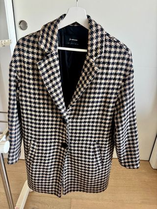 Chaqueta Stradivarius cuadros beige y negro