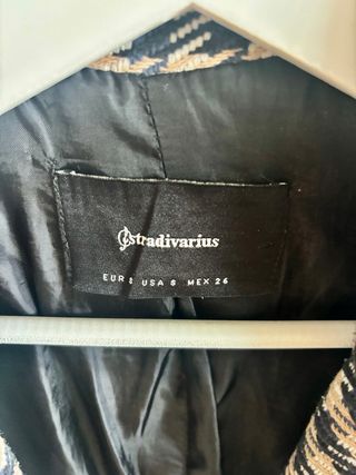 Chaqueta Stradivarius cuadros beige y negro