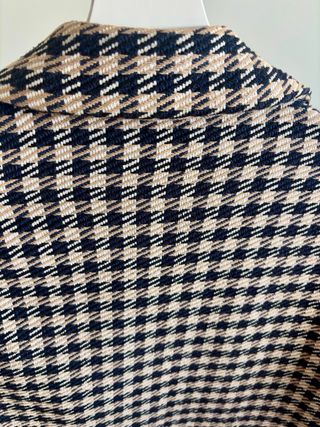 Chaqueta Stradivarius cuadros beige y negro