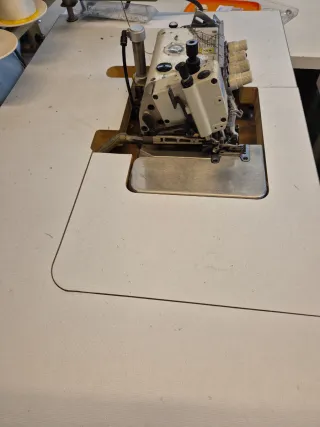 Máquina Overlock Doble Arrastre Cortahilos