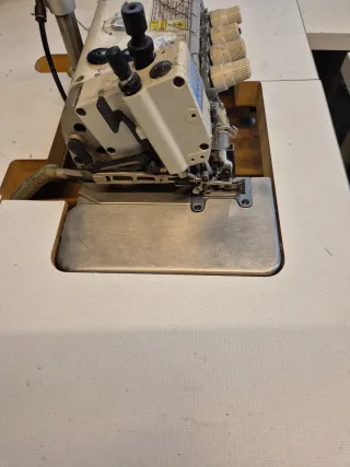 Máquina Overlock Doble Arrastre Cortahilos