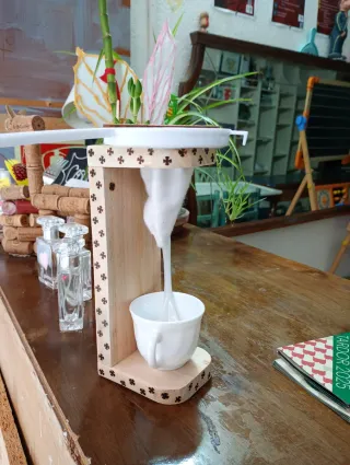 Cafetera de madera artesanal