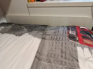 Cama abatible y cama fija, con tres cajones