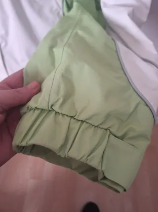 Cazadora de nieve blanca y verde