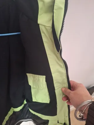 Cazadora de nieve blanca y verde