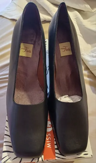 Zapatos de salón negros nuevos