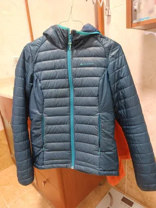 Cazadora acolchada Quechua azul y turquesa