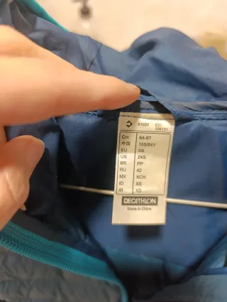 Cazadora acolchada Quechua azul y turquesa