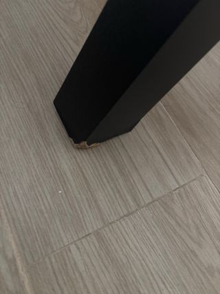 Mesa de madera con patas madera negra