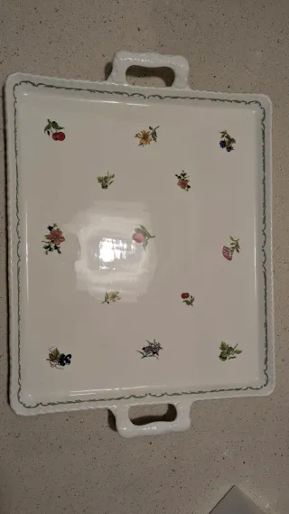 Juego de cerámica con jarra, bandejas y mantequill