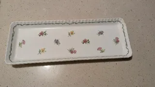 Juego de cerámica con jarra, bandejas y mantequill