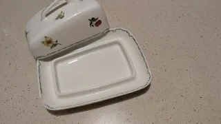 Juego de cerámica con jarra, bandejas y mantequill