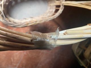 Cesta de mimbre y madera navideña de 93x64