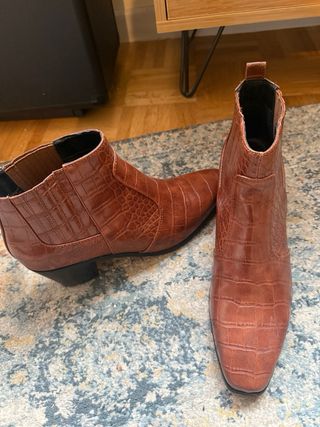 Botines marrones textura piel cocodrilo