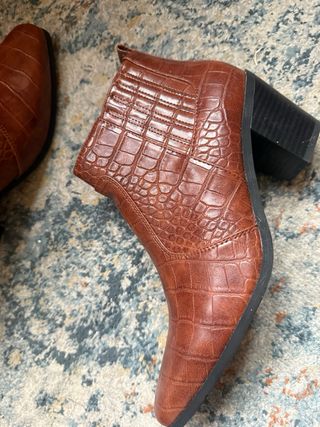 Botines marrones textura piel cocodrilo