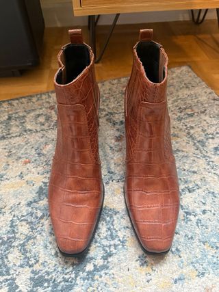 Botines marrones textura piel cocodrilo