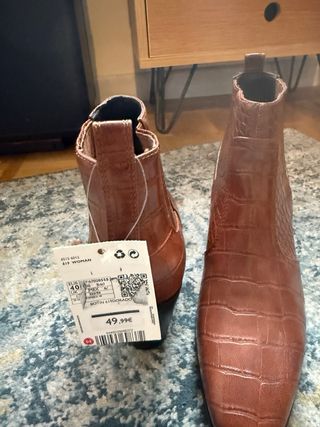 Botines marrones textura piel cocodrilo