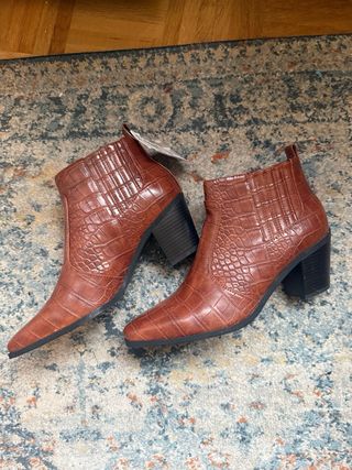 Botines marrones textura piel cocodrilo