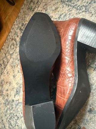 Botines marrones textura piel cocodrilo