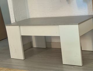 Mesa de centro elevable gris y blanca