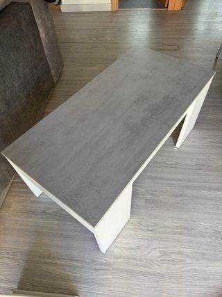 Mesa de centro elevable gris y blanca