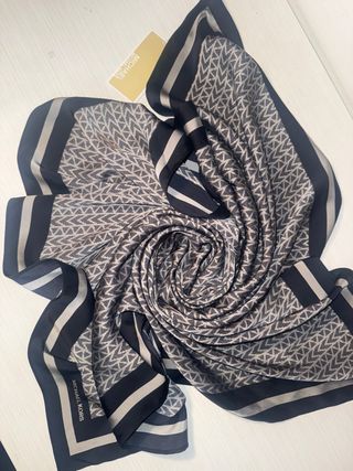Pañuelo Michael Kors Negro y Gris