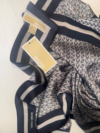Pañuelo Michael Kors Negro y Gris