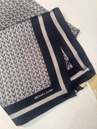 Pañuelo Michael Kors Negro y Gris