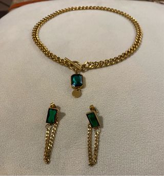Collar y pendientes dorados con piedra verde