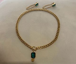 Collar y pendientes dorados con piedra verde